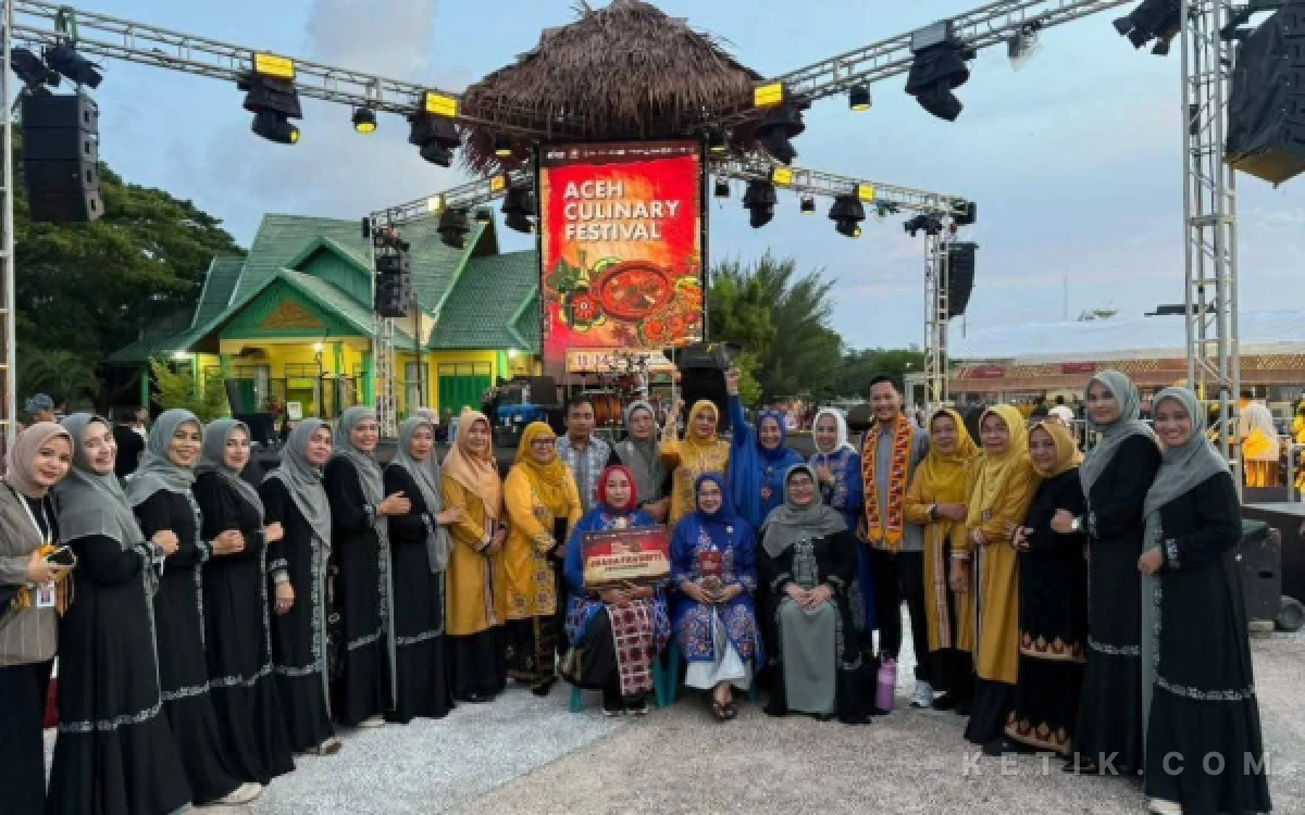 Foto Ketua TP-PKK Kabupaten Simeulue, Ny. Lulu M. Nasrun foto bersama usai kegiatan ACF di Taman Sulthanah Safiatuddin, Banda Aceh.  Minggu 13 September 2026. (Helman/Ketik.com)