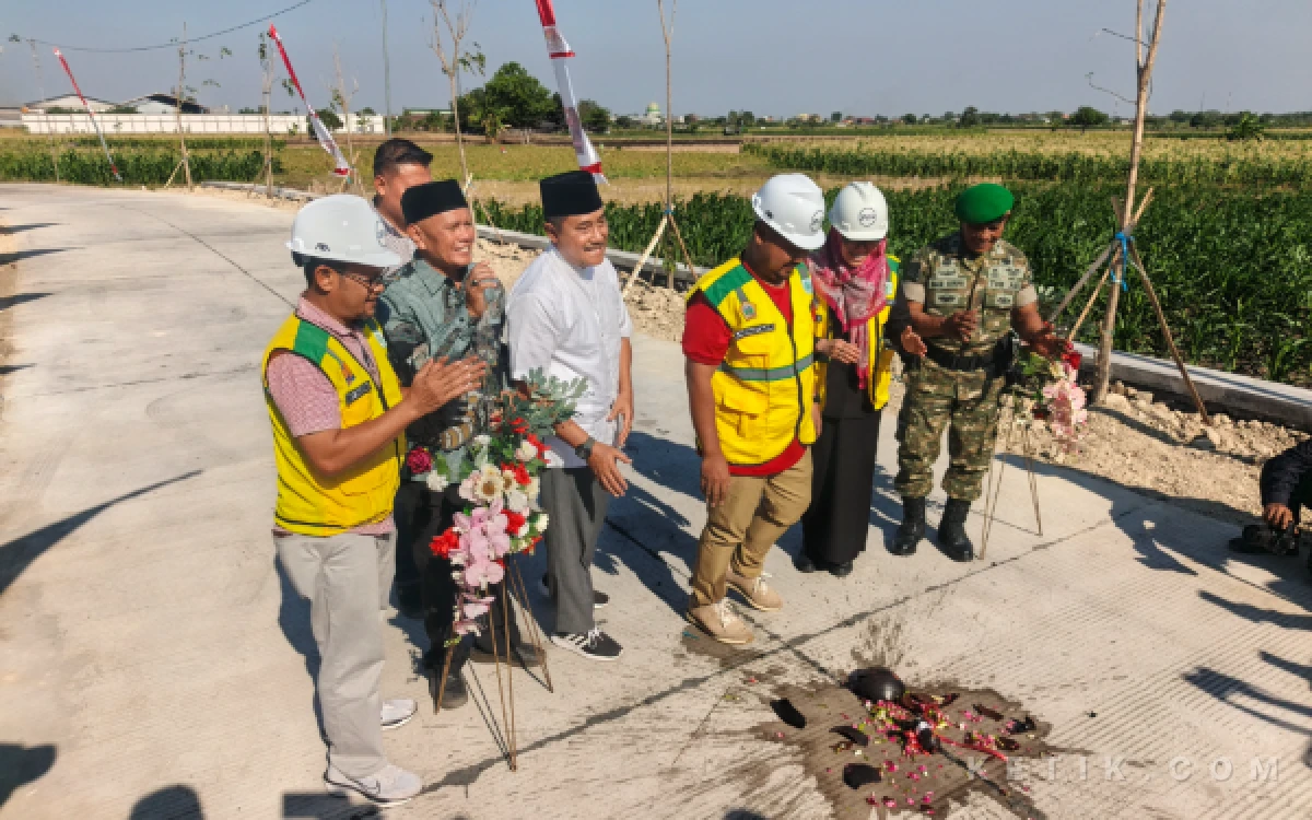 Thumbnail Berita - Betonisasi JPD Klampok-Munggugebang, Pemkab Gresik Pastikan Pembangunan Berlanjut hingga 2027