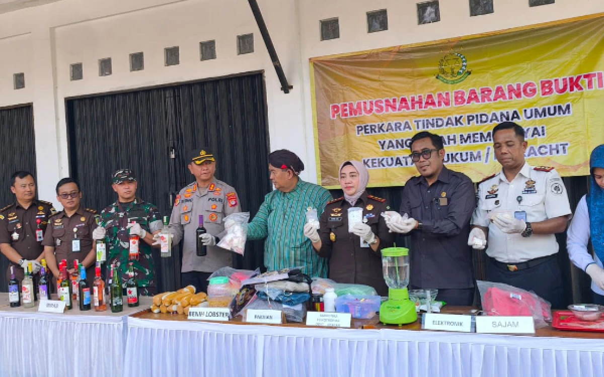 Thumbnail Berita - Kejari Kulon Progo Musnahkan Barang Bukti 34 Perkara Pidana Berkekuatan Hukum Tetap