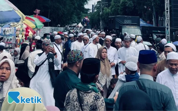Thumbnail Berita - Jutaan Jamaah Banjiri Malang di Haul Akbar Al-Imamain: Keajaiban Hujan Berkah Mengiringi Kepulangan!
