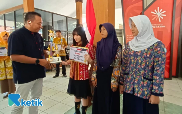 Thumbnail Berita - Ini Pesan Bupati Situbondo saat Menyerahkan Piagam Penghargaan kepada Juara FLS3N dan O2SN