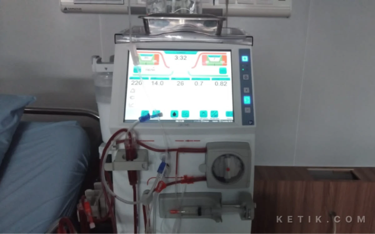 Foto Kebutuhan akan mesin hemodialisa terus meningkat seiring bertambahnya jumlah penderita gagal ginjal di Sleman. Untuk menekan antrean di mesin ini, Pemkab Sleman kini mengandalkan inovasi digital HiTS guna mencegat perburukan kondisi pasien sejak dari tingkat hulu atau Puskesmas. (Foto: Fajar R/Ketik.com)