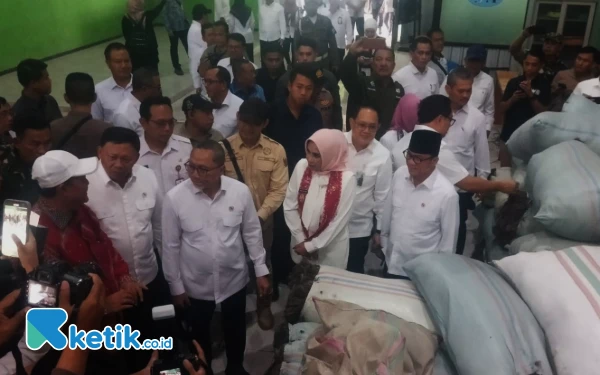 Thumbnail Didampingi Wabup Mimik Idayana, Menko Pangan Zulkifli Hasan Saksikan Musdes Pembentukan Koperasi Desa Merah Putih