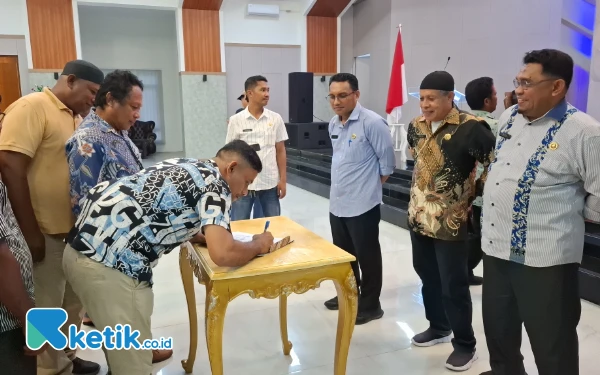 Thumbnail Berita - Deal! Kades di Halsel Tandatangani Pakta Integritas, Siap Terima Sanksi