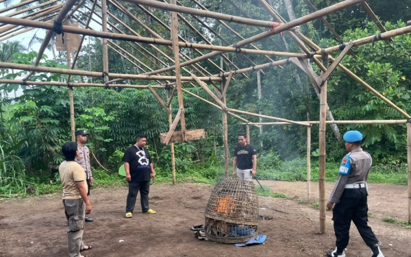 Polres Malang Bakar Arena Sabung Ayam di Gedangan