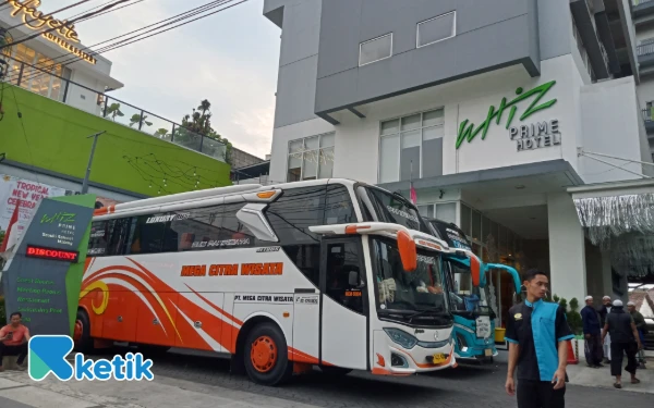 Thumbnail Berita - Whiz Prime Malang Dibanjiri Jemaah Haul Akbar Imamain, Full Booked Sejak 6 Bulan Lalu