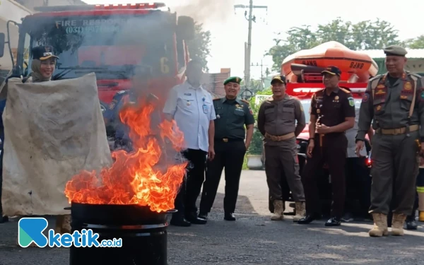 Thumbnail Berita - Bupati Sidoarjo Subandi Pimpin Apel Siaga, Wabup Mimik Idayana Beraksi Padamkan Api