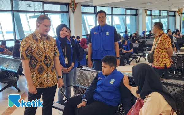 Thumbnail Berita - Terciduk saat Weekend! Kadindik Jatim Aries Paewai Kawal Langsung Kontingen OSN 2025 di Juanda