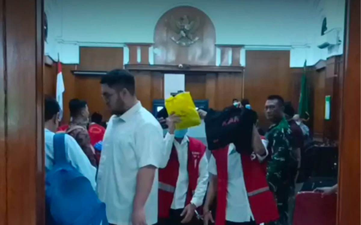 Thumbnail Berita - JPU Tuntut 25 Terdakwa Siwalan Party 1 Tahun, Kuasa Hukum Minta Fasilitas Kesehatan