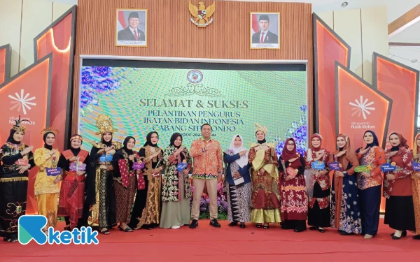 Thumbnail Berita - Parade Batik Daun Maronggi pada Pelantikan IBI Situbondo Mendapat Apresiasi Bupati