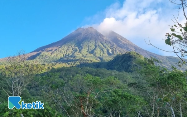 Thumbnail Berita - Kisah Riuh 'Surga Pendaki', Wedang Gedang Kinahrejo dan Wejangan Mbah Maridjan yang Abadi