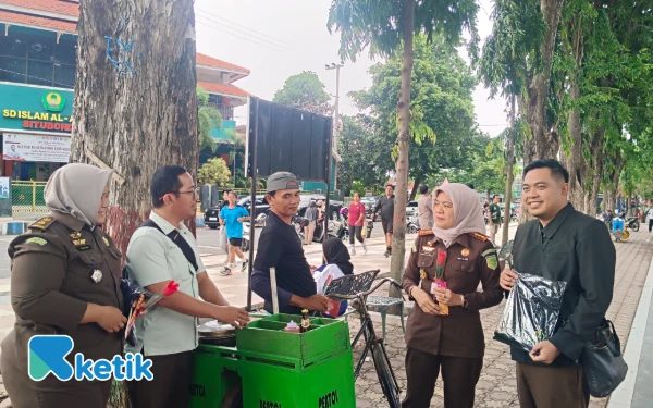 Thumbnail Berita - Kejari Situbondo Bagikan Kaos dan Edukasi Publik pada Peringatan Hakordia 2025