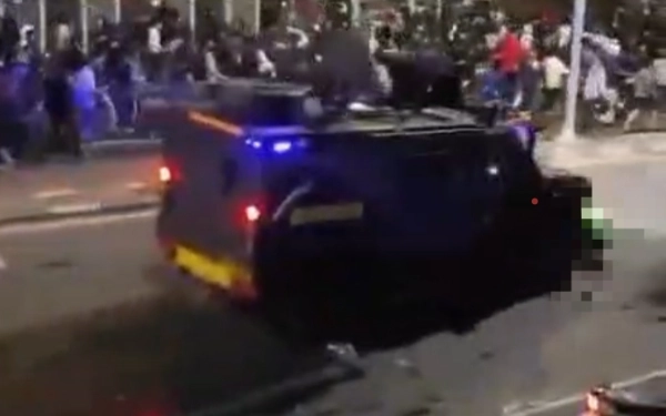 Thumbnail Berita - Viral Pengemudi Ojol Tewas Dilindas Mobil Rantis, Ini Identitasnya