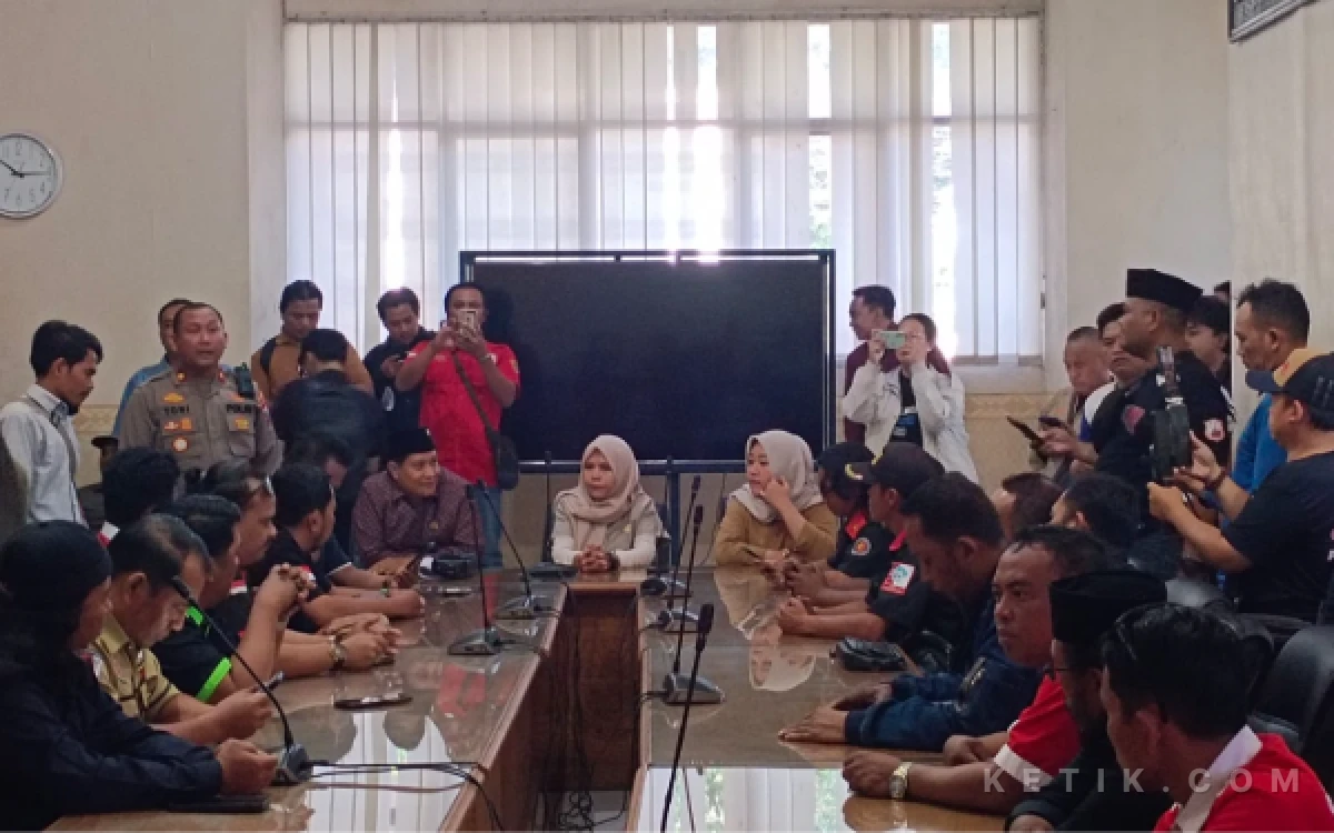 Thumbnail Berita - Dinilai Salah Bernerasi, Aliansi LSM Ber-SKP, Gruduk Fraksi PDI Perjuangan Situbondo