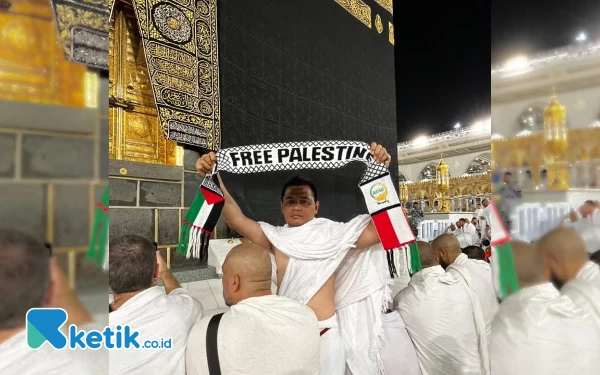 Thumbnail Solidaritas Dunia! Jurnalis Ketik Kibarkan Syal Palestina di Depan Ka’bah Hingga Ditahan Polisi Mekkah