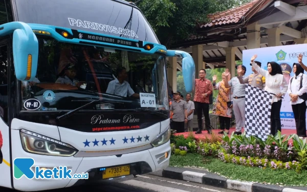 Thumbnail Berangkatkan Pemudik, Wabup Mimik Idayana: Selamat Jalan, Selamat Berkumpul Keluarga