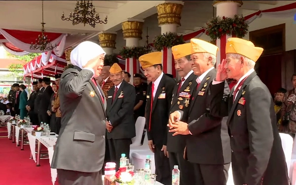 Thumbnail Berita - Tawadhu! Sikap Gubernur Khofifah Hormat ke Veteran di Hari Kesaktian Pancasila Panen Pujian