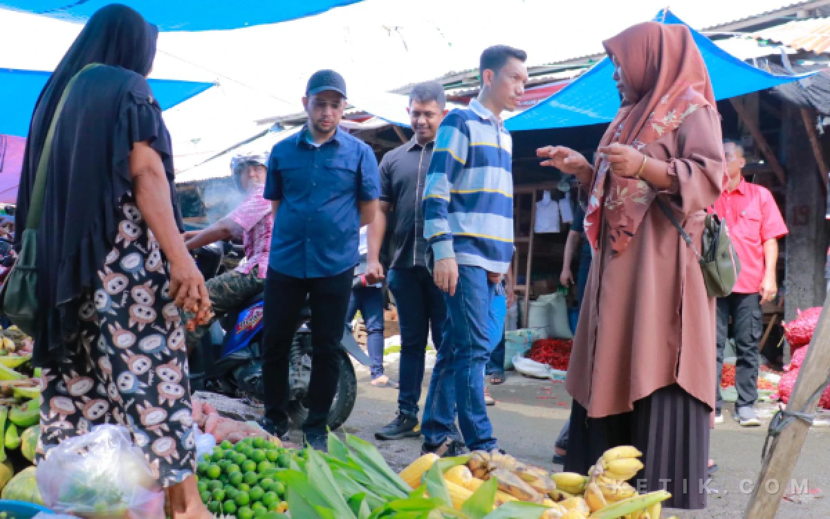 Foto Pemerintah Kabupaten Aceh Barat memantau perkembangan harga sejumlah bahan kebutuhan pokok di Pasar Bina Usaha. (Foto: Diskominsa)
