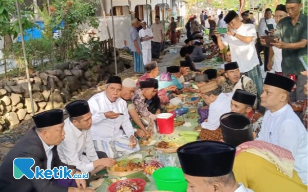Thumbnail Berita - Usai Sholat Idulfitri, Bupati Situbondo Makan Bersama Ala Santri