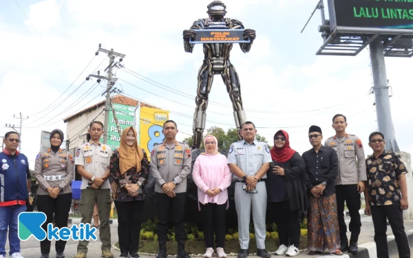 Thumbnail Berita - Polres Tegal dan Pemkab Resmikan Patung Robot Knalpot Brong serta Exit Tol Adiwerna
