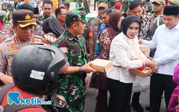 Bupati Subandi-Wabup Mimik Idayana Bagi-Bagi Takjil, Bersama Forkopimda Layani Pengendara