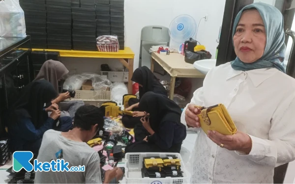 Thumbnail 10 Tahun Dibina Bu Nyai Lathifah, Produk UMKM di Kepanjen Ini Sukses Tembus Pasar Nasional