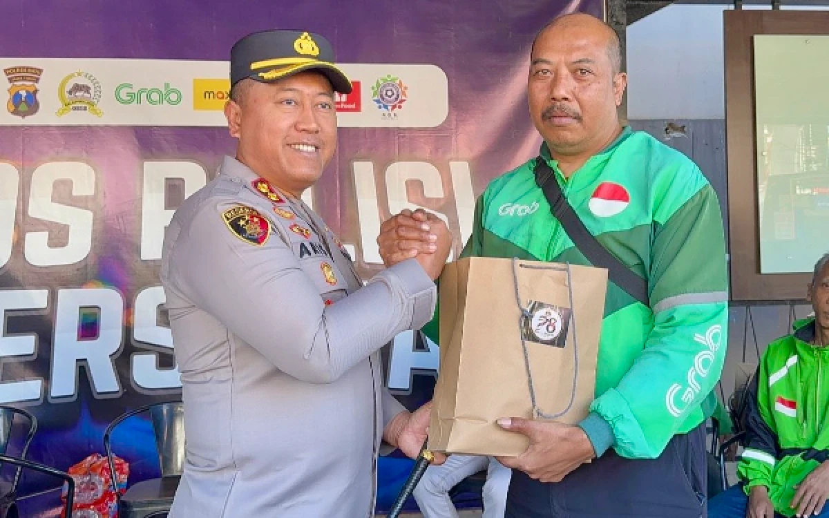 Thumbnail Berita - Momen Hari Jadi ke-78 Polwan, Polres Batu Bagikan Paket Sembako dan Makanan untuk Ojol