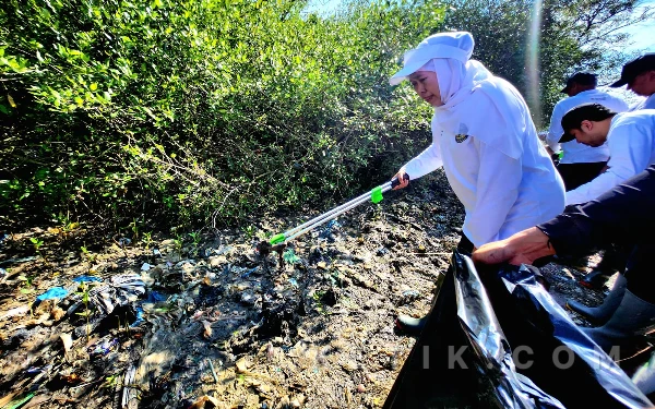 Indonesia ASRI! Gubernur Khofifah Pimpin Bersih-Bersih Pantai di Kaki Suramadu, Imbau Daerah Gelar Aksi Serupa Hingga Desa