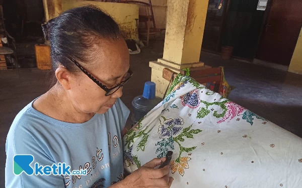 Thumbnail Berawal dari Melihat Koleksi Ibunya, Putu Sulistiani Dirikan Sanggar Batik Sejak 2004