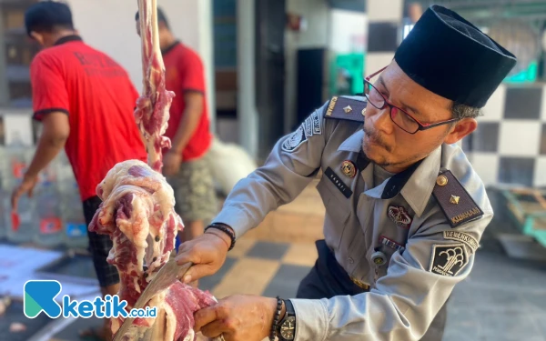 Thumbnail Berita - Warga Binaan dan Petugas Rutan Situbondo Kompak Potong Hewan Kurban Bersama