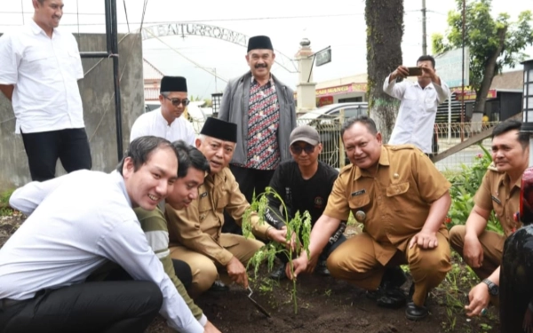 Thumbnail Tekan Stunting, Bupati Malang Launching Miracle Project dengan Menanam Bibit Kelor