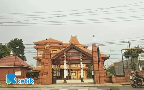 Thumbnail Berita - Viral Video Pria berjoget dengan biduan di Kantor Kecamatan Sooko, Mojokerto saat Penutupan PHBN