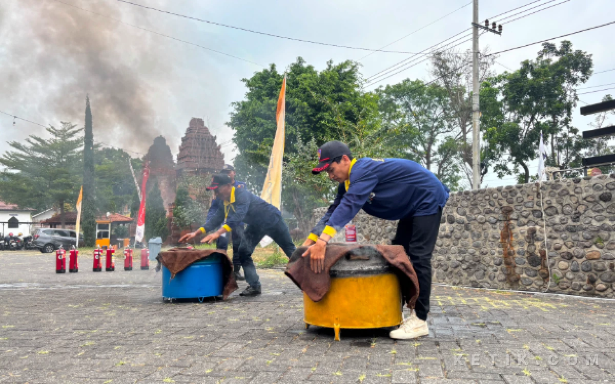 Foto para peserta pelatihan dan pembinaan relawan pemadam kebakaran di Kabupaten Mojokerto. praktek pemadaman api ( foto : sholahudin/ ketik.com)