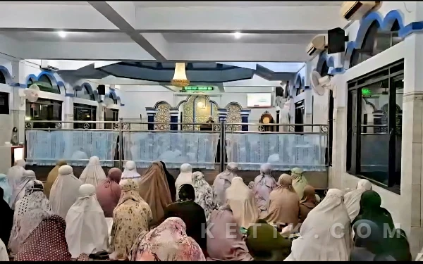 Thumbnail Berita - Awali Ramadan! Ratusan Jemaah Muhammadiyah Bulak Banteng  Khusyuk Ikuti Salat Tarawih