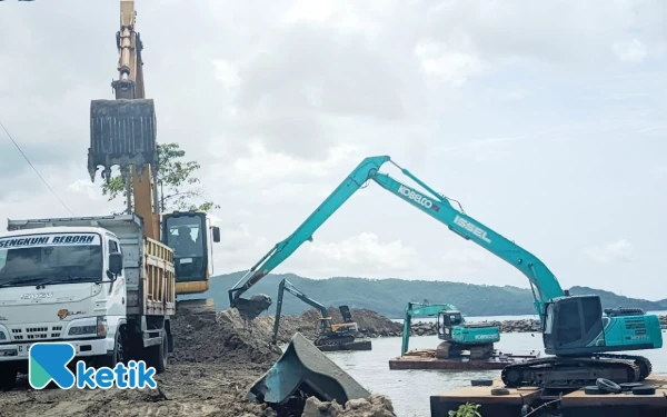 Thumbnail Berita - Kolam Labuh PPP Tamperan Pacitan Dikeruk, Tindak Lanjut Aduan Nelayan ke Gubernur Khofifah