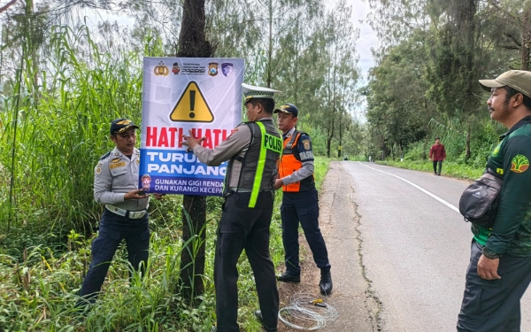 Thumbnail Berita - Dua Kali Fortuner Masuk Jurang Ngadas, Satlantas Polres Malang Pasang Rambu di Jalur Maut