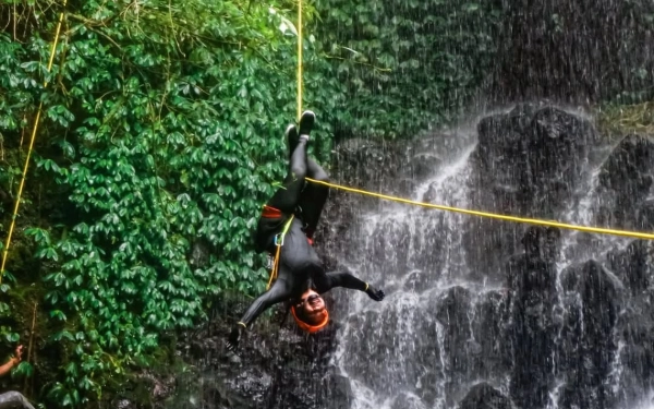 Thumbnail Berita - Canyoning Viral di TikTok, Tren Wisata Alam Ekstrem Baru Anak Muda