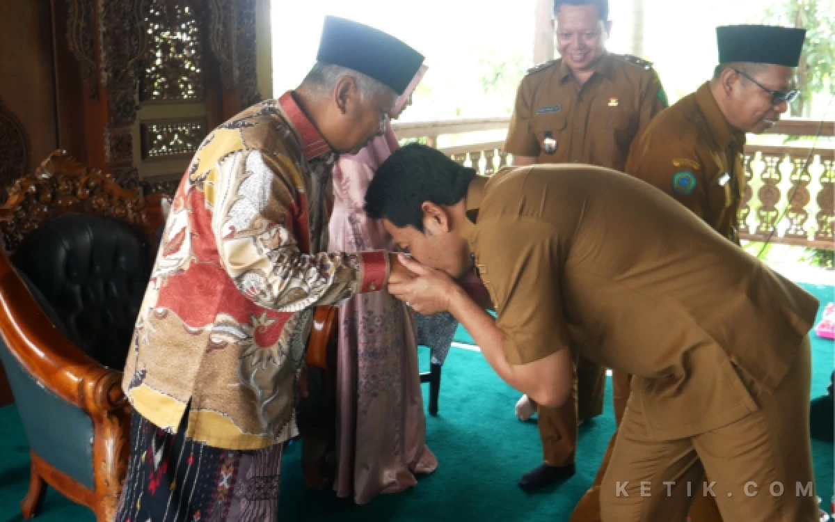 Silaturahmi Erat antara Masyarakat, Umara, dan Ulama; Bupati Subandi Didoakan Para Kiai
