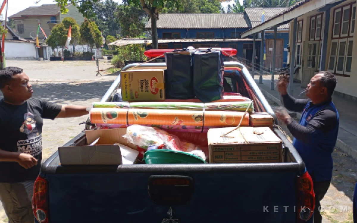 Foto Petugas memuat bantuan logistik dari Dinsos Sleman ke atas pikap, Sabtu 29 Agustus 2026. Bantuan berupa selimut, matras, dan bahan pangan ini disiapkan untuk keluarga korban kebakaran di Padukuhan Jongkang. (Foto: Lik Is for Ketik.com)