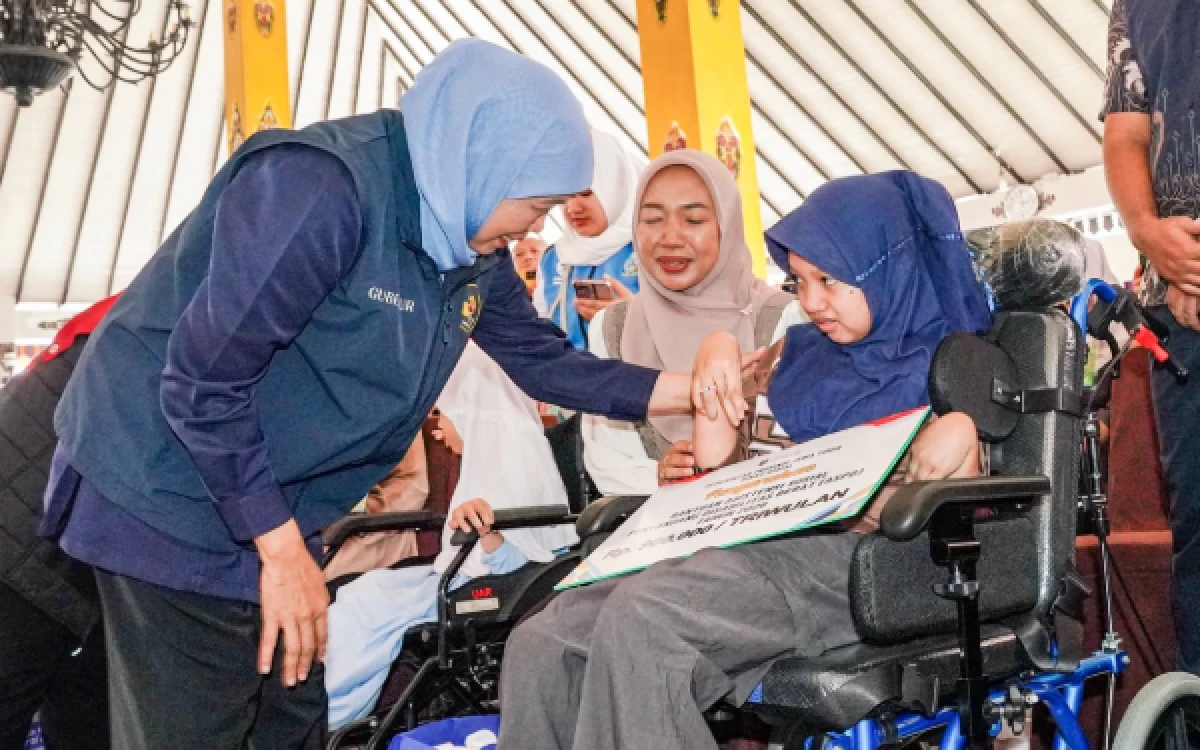 Thumbnail Berita - Hari Jadi ke-81 Jatim, Khofifah Salurkan Rp9,87 Miliar untuk Bansos dan Pemberdayaan di Magetan