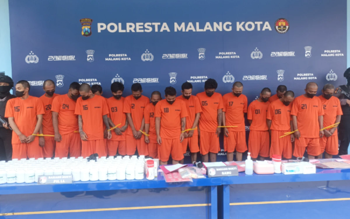 Foto Para tersangka yang diamankan oleh Polresta Malang Kota selama pelaksanaan Operasi Tumpas Narkoba Semeru 2026 saat ditampilkan dalam konferensi pers, Rabu, 26 Agustus 2026 (Foto : Kukuh/Ketik)