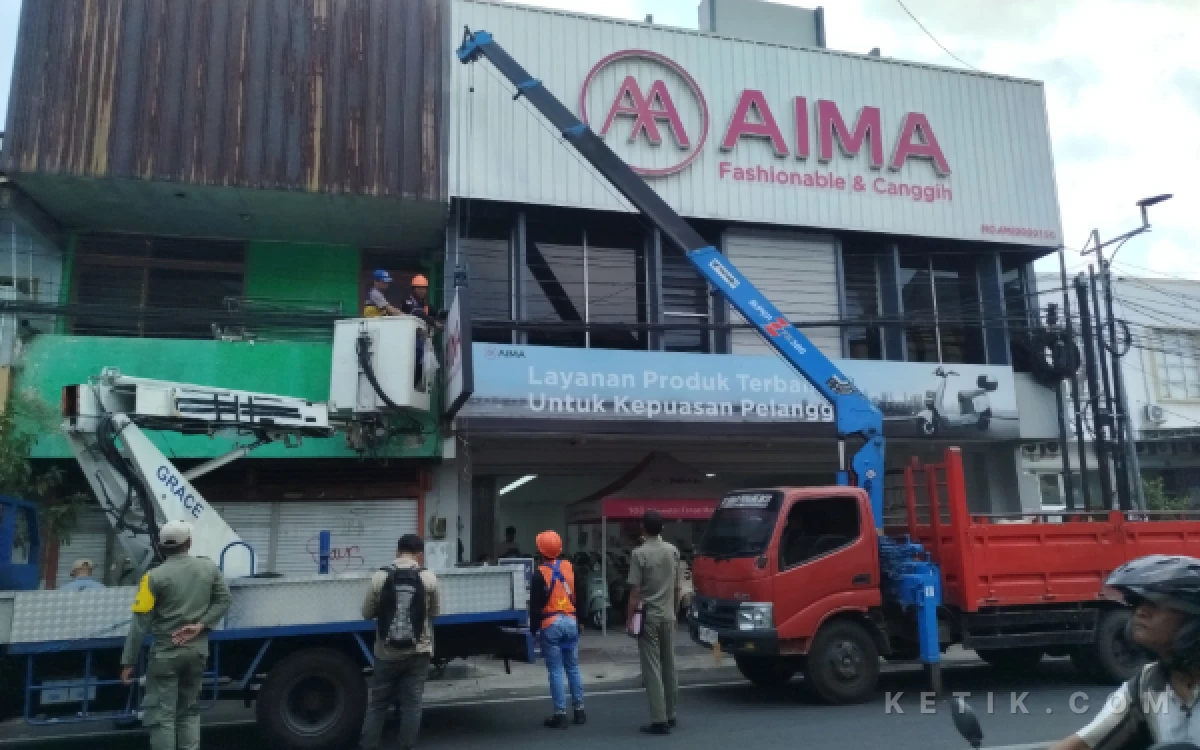 Thumbnail Berita - Empat Reklame Ilegal di Kota Mojokerto Dibongkar Paksa, Satpol PP: Tak Ada Itikad Urus Izin