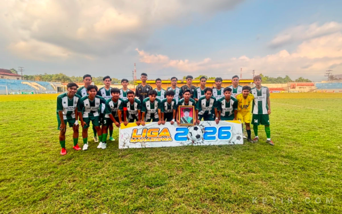 Thumbnail Berita - Sebelum Bertanding, Liga Mahasiswa Bupati Cup Jember Hening Sejenak untuk Prof Hepni