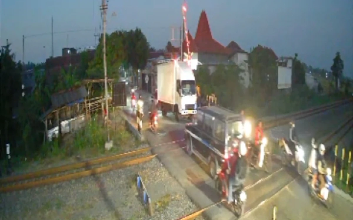Thumbnail Berita - Berkaca Insiden Truk Box Tabrak Palang Pintu di Nganjuk, KAI Daop 7 Madiun Imbau Pengguna Jalan Bijak Berkendara