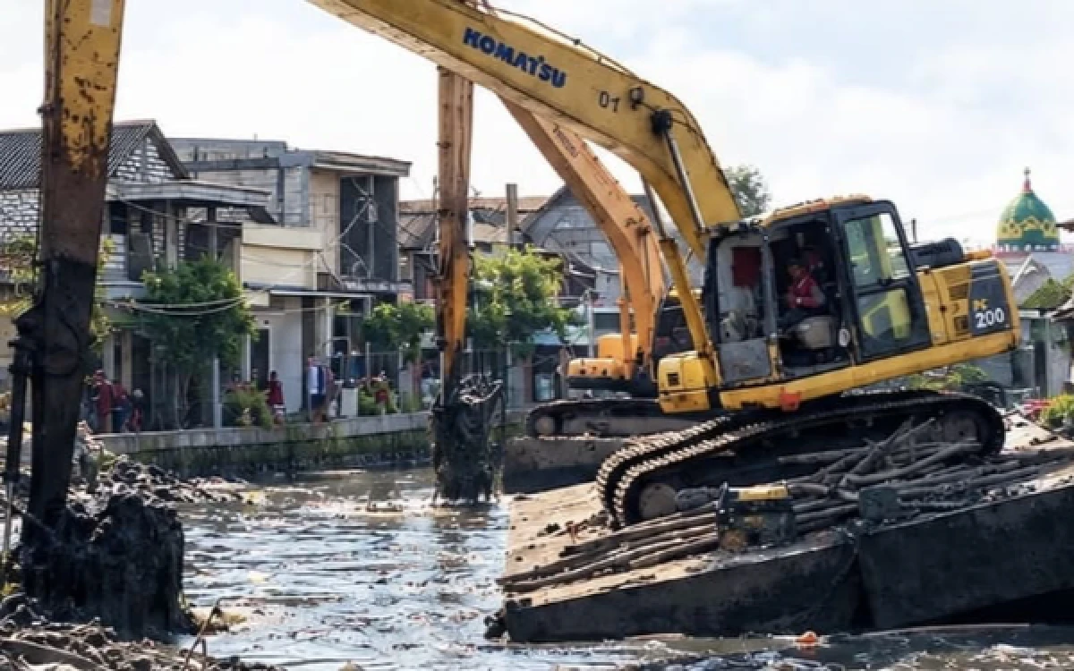 Thumbnail Berita - Siap Hadapi Musim Hujan! Dinas SDA Normalisasi Sungai di Surabaya