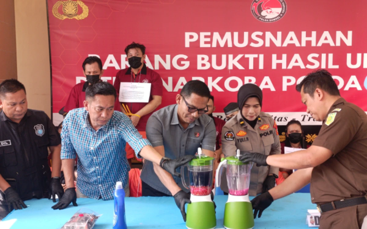 Thumbnail Berita - Sebulan Ungkap 25 Kasus, Polda Sumsel Hancurkan Sabu hingga Ekstasi