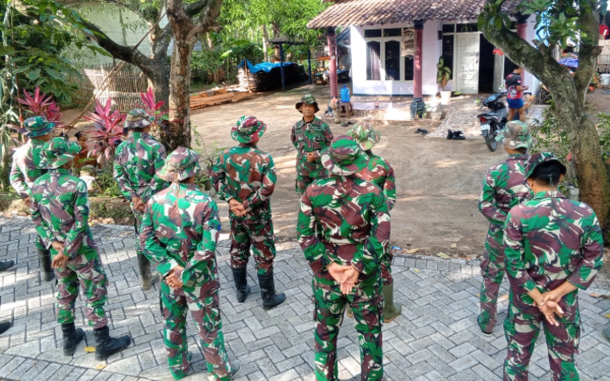 Thumbnail Pastikan Pekerjaan Maksimal, Satgas TMMD ke-128 Kodim 0820 Probolinggo Cek Kesiapan Personel Sebelum Pavingisasi