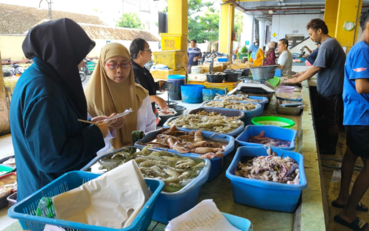 Thumbnail Berita - Survei Mahasiswa MBKM UB Ungkap Keluhan Pedagang Ikan Soal Lonjakan Harga Plastik di Madiun