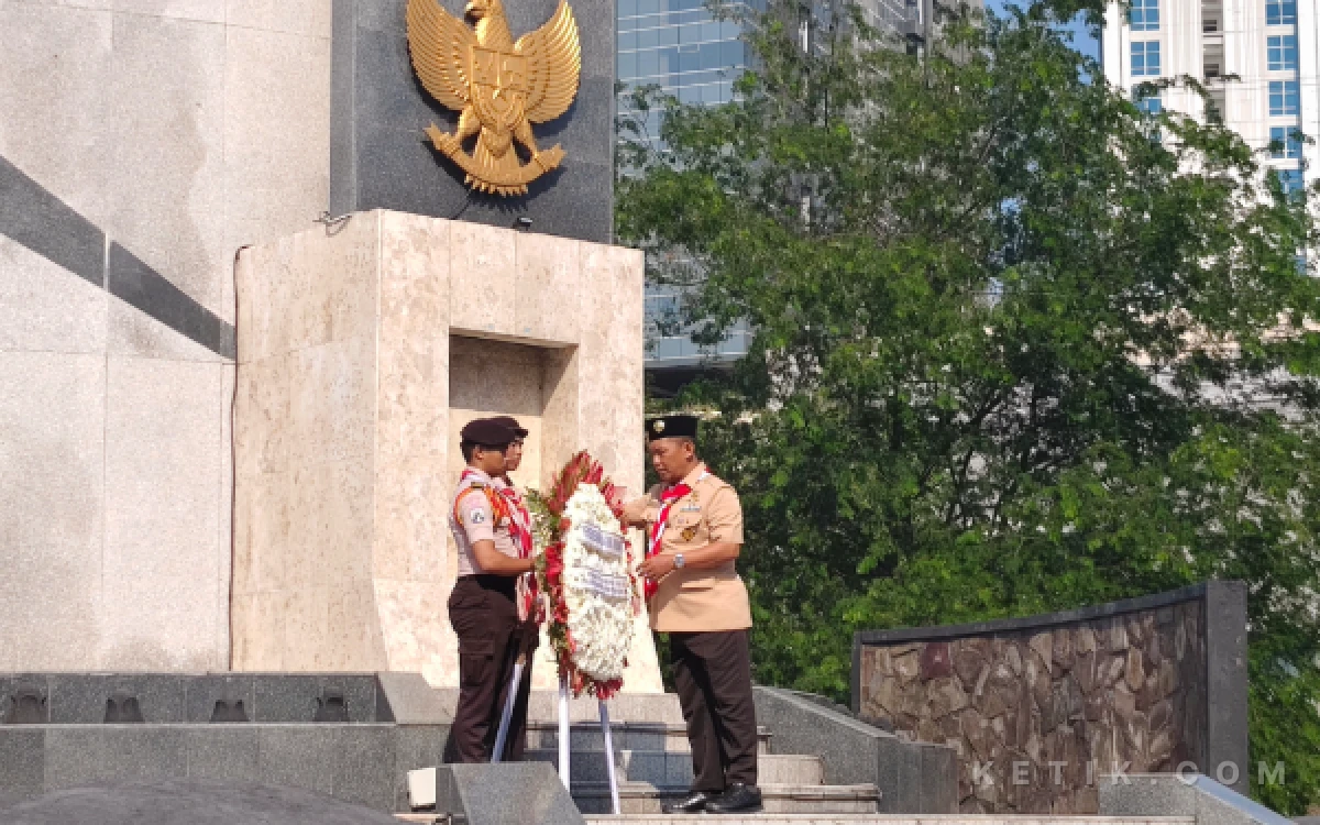 Foto Wakil Ketua Bidang Gudep, Sako dan Korwil, Kak Basuki Babusalam menaruh karangan bunga di tugu yang berada di TMP Mayjen Sungkono Surabaya. (Foto: Fitra/Ketik.com)