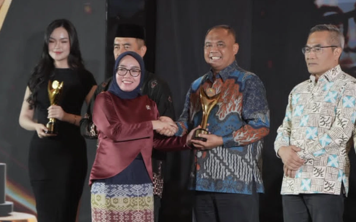 Thumbnail Berita - Dorong Koperasi Naik Kelas, Kementerian Koperasi Anugerahi Bupati Sleman Penghargaan Nayaka Mahambara